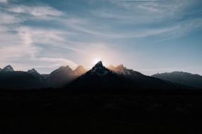山脉天空日出图片